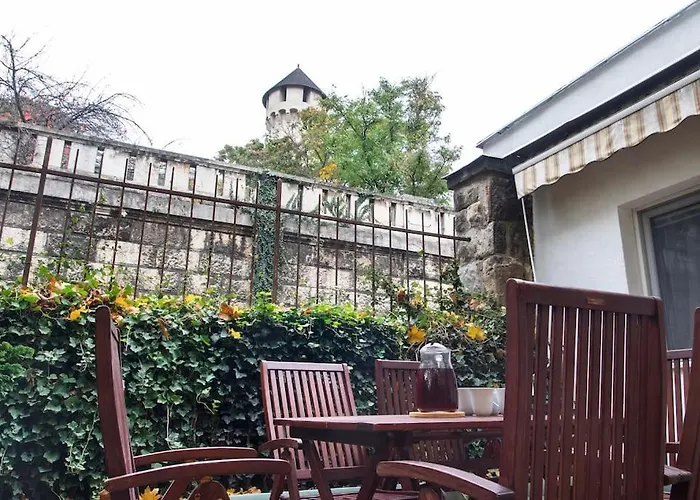 House W/castle View Garden, Wine, Garage, Netflix