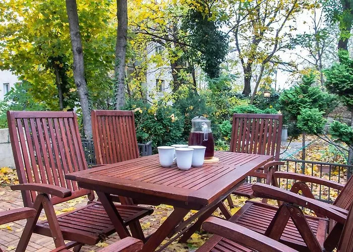 Holiday home House W/castle View Garden, Wine, Garage, Netflix *