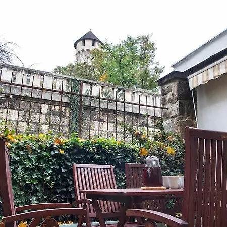 House W/castle View Garden, Wine, Garage, Netflix