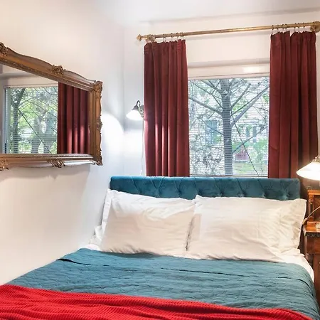 House W/castle View Garden, Wine, Garage, Netflix Budapesta