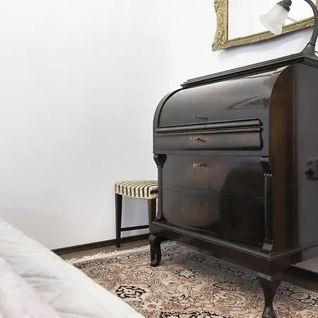 House W/castle View Garden, Wine, Garage, Netflix