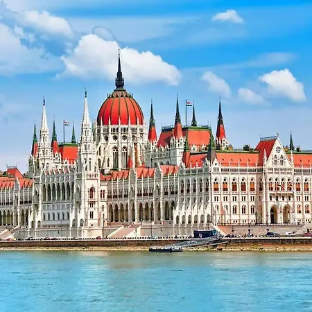 Case de vacanță House W/castle View Garden, Wine, Garage, Netflix