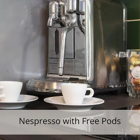 House W/castle View Garden, Wine, Garage, Netflix * Budapesta