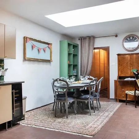 Semesterbostad House W/castle View Garden, Wine, Garage, Netflix *