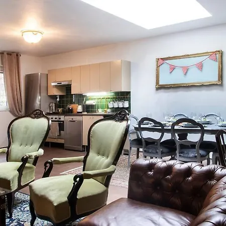 House W/castle View Garden, Wine, Garage, Netflix Semesterbostad Budapest