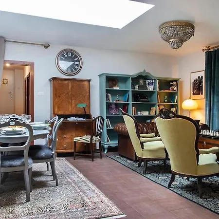 House W/castle View Garden, Wine, Garage, Netflix Semesterbostad Budapest