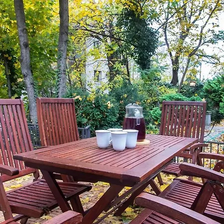 Semesterbostad House W/castle View Garden, Wine, Garage, Netflix *