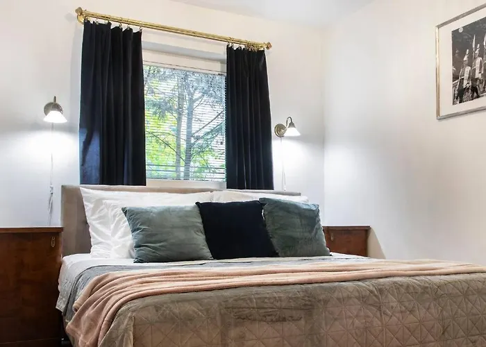 Casa vacanze House W/castle View Garden, Wine, Garage, Netflix *