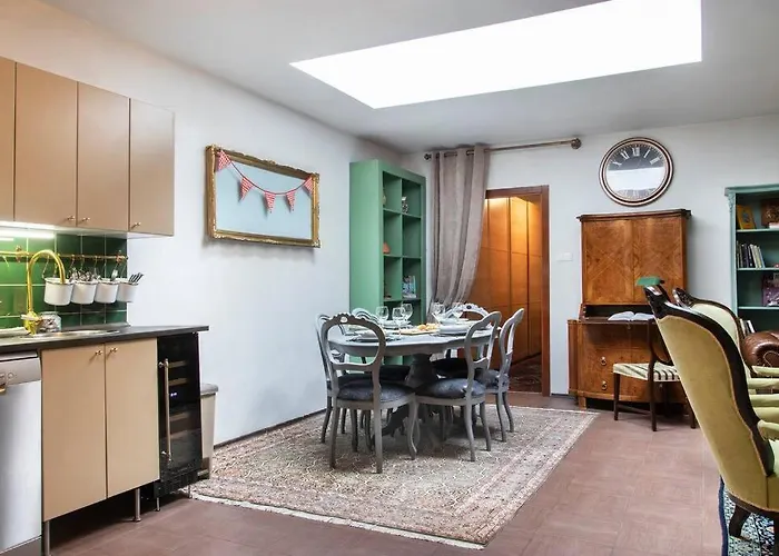 Casa vacanze House W/castle View Garden, Wine, Garage, Netflix *